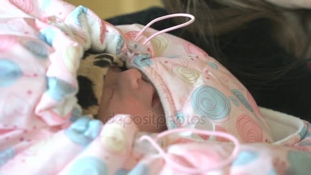Moeder bedrijf pasgeboren baby in handen. Close-up — Stockvideo