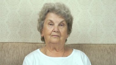 Sıkı bir görünüm ile ciddi büyükanne portresi