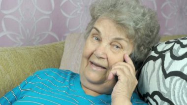 Yaşlı kadın kızıyla cep telefonunuzun söz