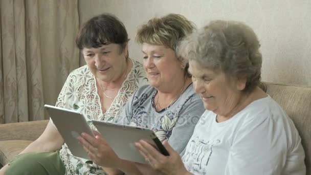 Vieilles femmes tenant les tablettes numériques — Video