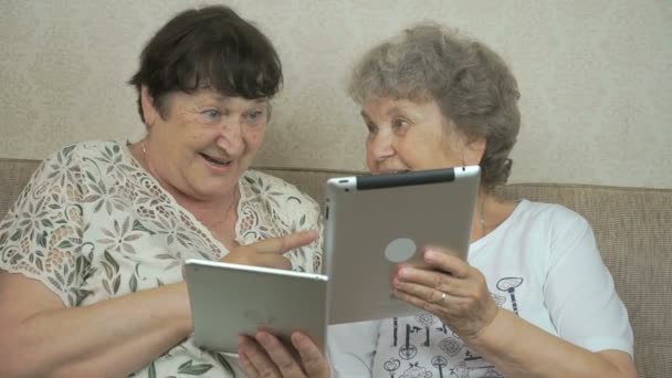 Παλιά γιαγιάδες κρατώντας ασημένια ψηφιακές ταμπλέτες — Αρχείο Βίντεο