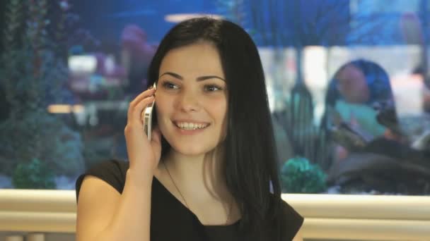 Çekici model kapalı Smartphone'da konuşuyor — Stok video