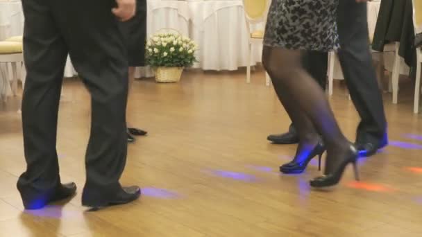 Les femmes et les hommes pieds en mouvement de près — Video