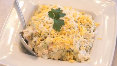 Et salatası, salam parçaları üzerinde uçan daireler dilimlenmiş