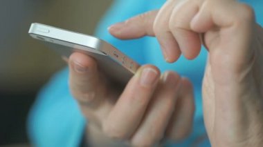 Gümüş Smartphone'da metni yazarak kadın