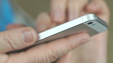 Belgili tanımlık smartphone tutan eller yakın çekim