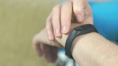 Kadın bileklik fitness izci görünüyor