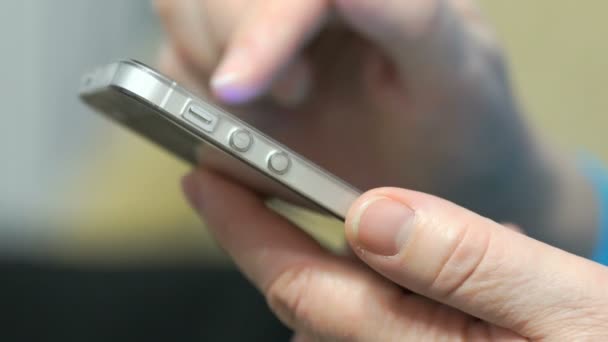 Жінки рука тримає срібний мобільний телефон — стокове відео