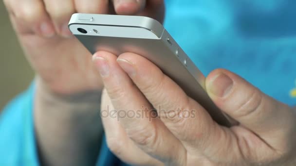 Fechar as mãos femininas segurando o telefone celular — Vídeo de Stock