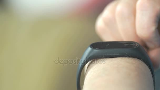 Femme regarde le bracelet de fitness tracker — Video