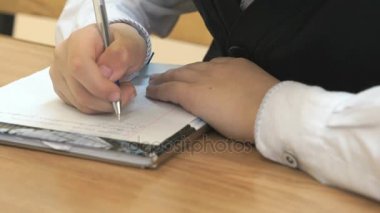 Öğrenci yazıyor metin içinde a defter kapalı