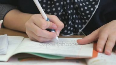 Öğrenci yazıyor metin içinde a defter kapalı