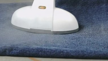 Kadın Buhar temizleyici kullanarak kot soars