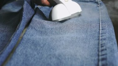 Ütü masasında denim kumaş buğulaması kadın