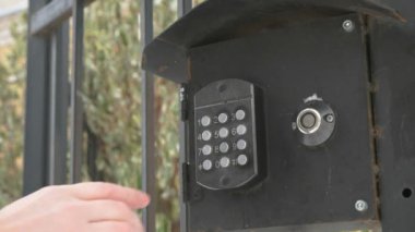 El apartman İnterkom Sistemi numarasını çevirir