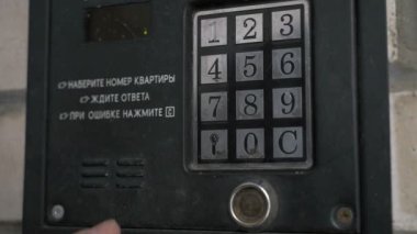 İnterkom paneli üzerindeki düğmelere basarak kişi