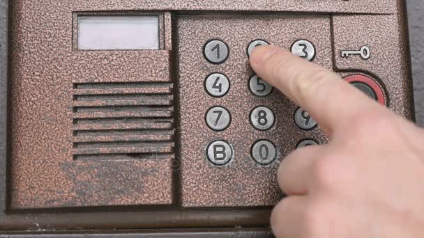 Personne ouvrant la porte en utilisant un code d'accès numérique — Video