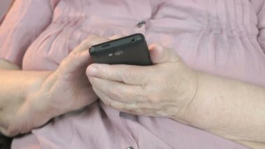 Yaşlı kadın bir cep telefonu metin türleri
