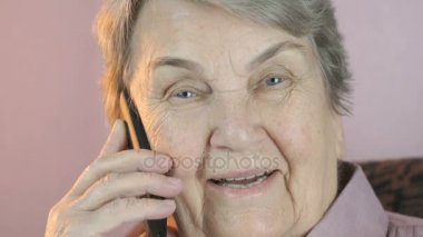 Cep telefonu görüşmeleri gülümseyen büyükanne