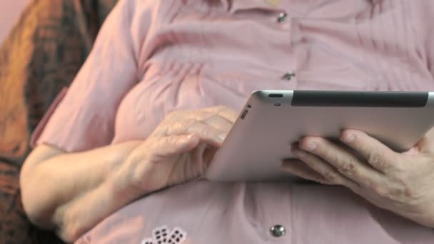 Mulher idosa com computador tablet digital em ambientes fechados — Vídeo de Stock