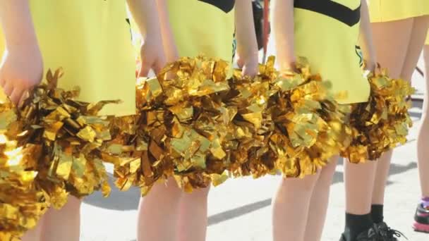 Cheerleaders teenagers dressed in yellow costumes — Stock Video