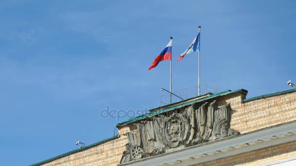 Ondeando banderas de Rusia y Velikiy Novgorod en el cielo — Vídeos de Stock