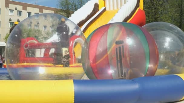 Grandes bolas inflables flotando en la piscina — Vídeos de Stock