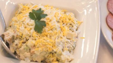 Et salatası, salam parçaları üzerinde uçan daireler dilimlenmiş