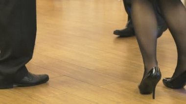 İnsanlar kapalı partide dans