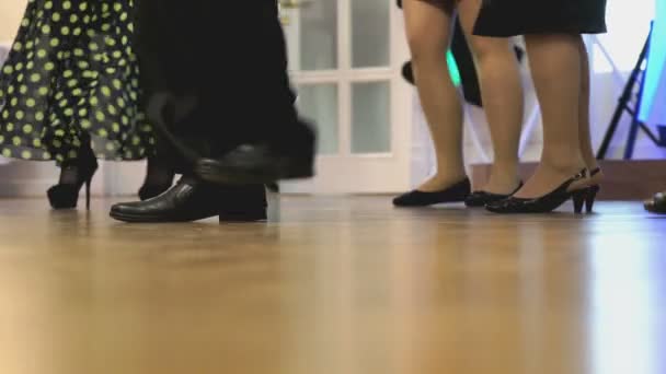 Kvinnors och mäns fötter i rörelse närbild — Stockvideo