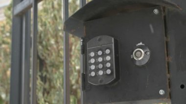 Kişi arama numarasına bir doorphone üzerinde daire