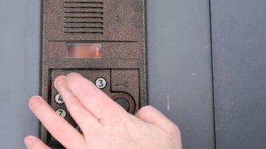Kişi arama numarasına bir doorphone üzerinde daire