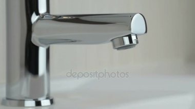 Su damlaları su musluk ile anlaşılmak