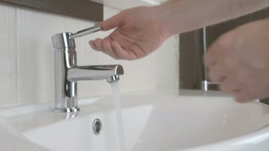 Yıkama adam banyoda eller