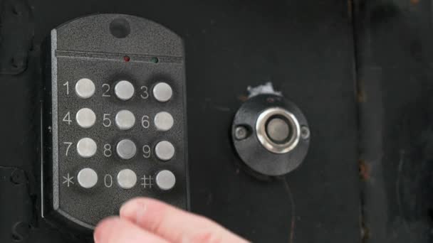 Человек, нажимающий кнопки на панели домофона — стоковое видео