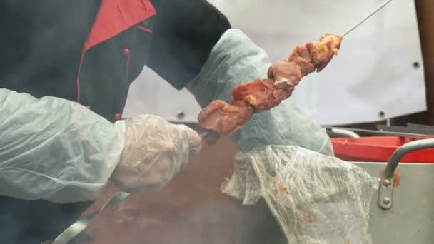 Mans ręka przygotowuje surowe mięso do gotowania szaszłyki — Wideo stockowe