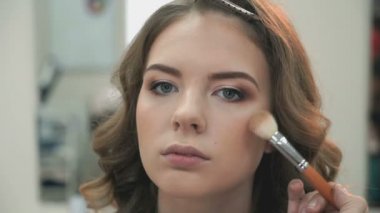 Genç model için makyaj yapma makyaj sanatçısı