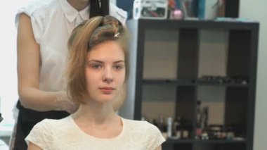 Saç modelleri önemli toplantı için hazırlanıyor