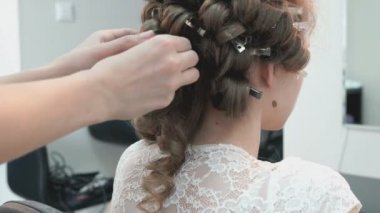 Ana Kız Güzellik Salonu bukleler yapar