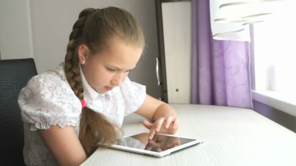 Tiener meisje maakt gebruik van een digitaal tablet aan de balie — Stockvideo