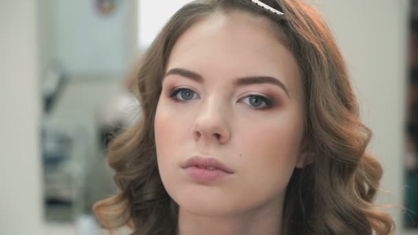 Jonge model met make-up op de salon van de schoonheid — Stockvideo