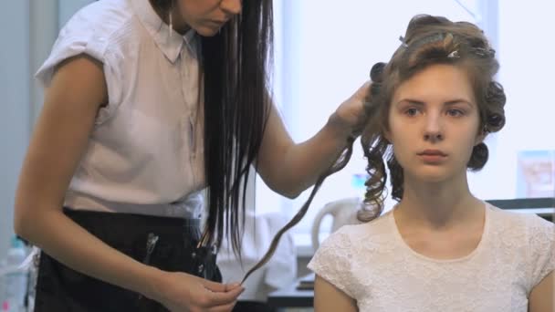 Профессиональный парикмахер делает прическу для девушки — стоковое видео