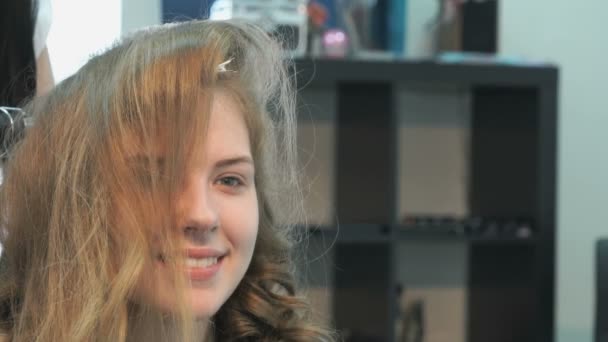 Professional stylist makes the curls to a girl — Stock Video