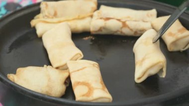 Geleneksel Rus krep yerken üzerine bir tava pişirme