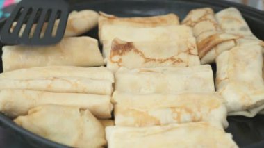 Geleneksel Rus krep yerken üzerine bir tava pişirme