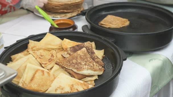 Het bakken van pannenkoeken met vullingen op koekepan. Close-up — Stockvideo