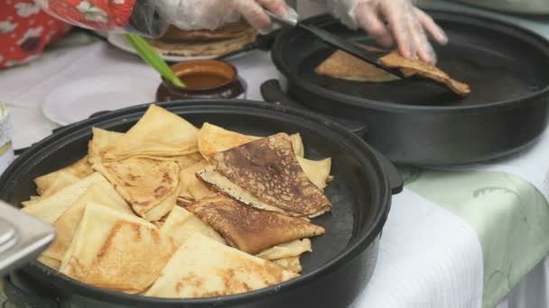 Panqueques rusos tradicionales con cuajada. De cerca. — Vídeo de stock