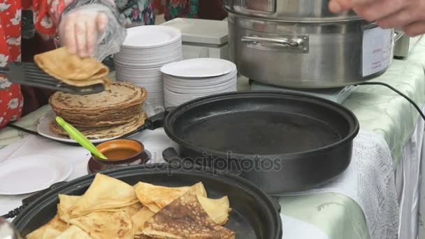 Panqueques rusos tradicionales con cuajada. De cerca. — Vídeos de Stock