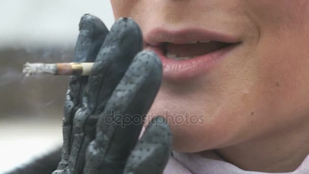 Mulher fuma um cigarro ao ar livre — Vídeo de Stock