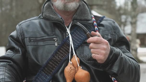 Hombre adulto con barba fuma usando pipa humeante — Vídeos de Stock